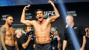 UFC拳手在磅重時高舉雙臂慶祝勝利。