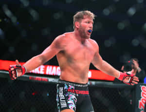 MMA 戰士在八角籠中張開雙臂慶祝勝利。