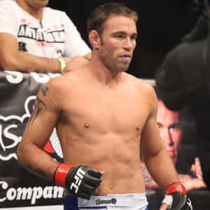 一位在擂台內戴著手套和短褲的男性MMA戰士。