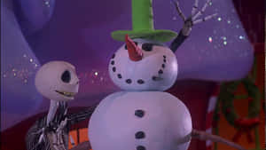 Jack Skellington 企喺一個戴綠色帽同紅色紅蘿蔔鼻嘅雪人旁邊。