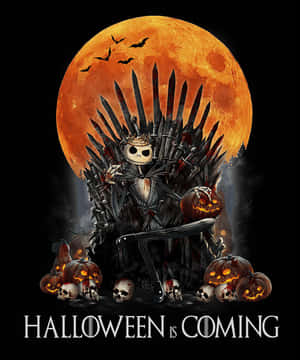 Jack Skellington 在橙色月亮下，與南瓜、頭骨和蝙蝠一起坐在劍王座上。