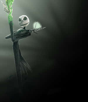 Jack Skellington 在黑暗空間中手持發光的綠色藤蔓和一個鬼魅球體。
