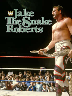 摔角手 Jake The Snake Roberts 在擂台上手持一條蛇，粉絲在觀看。 — 摔角 GIF 壁紙
