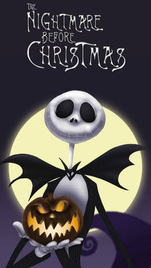 Jack Skellington 在滿月下拿著點亮的南瓜。