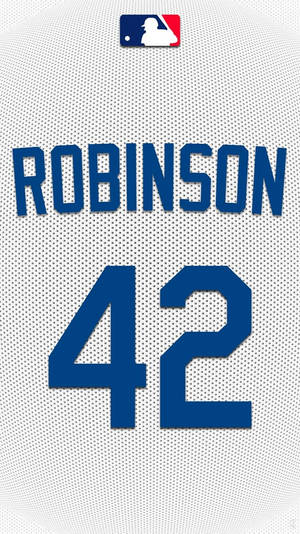 白色棒球衣，帶有藍色名字 Robinson 和號碼 42。