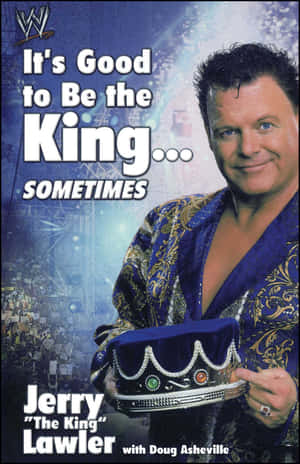 Jerry Lawler 在摔角競技場手持鑲有寶石的王冠。