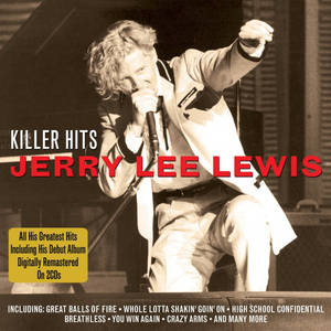 Jerry Lee Lewis 在舞台上彈奏鋼琴，帶有紅色文字疊加。
