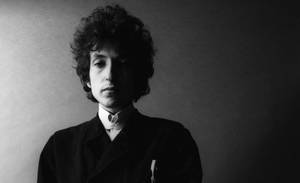 Bob Dylan 的黑白工作室肖像，捲髮，穿著深色外套。 — 黑白 壁紙