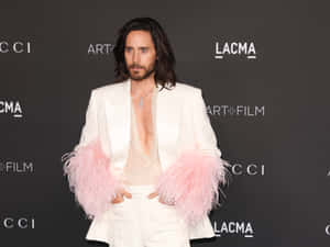 Jared Leto 在LACMA活動中穿著白色西裝和粉紅色羽毛袖子。 — 4:3 壁紙