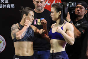 兩名女性MMA拳手以戰鬥姿勢在UFC比賽前對峙。