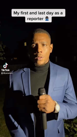 身穿藍色西裝的男子在夜間拿著麥克風，並有文字疊加講述報導。