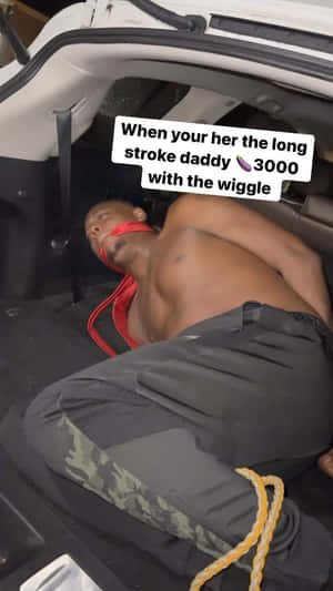 男子在汽車尾箱中被繩索束縛。