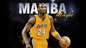 高比拜仁身穿湖人隊球衣，在星空背景中手持籃球，並帶有「MAMBA Magic」字樣。