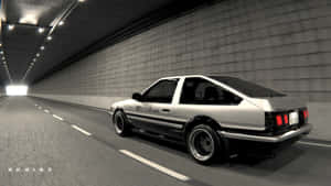 銀色AE86跑車疾馳穿過一條長長的混凝土隧道。