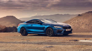日落時分，藍色BMW M8 Coupe停泊在沙漠道路上。