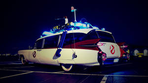 Ghostbusters Ecto-1汽車夜間帶發光燈光停放。