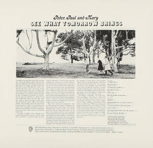 Peter Paul and Mary 的《See What Tomorrow Brings》復古 1965 年專輯封面，以樂隊在海灘上的黑白照片為特色。 — 音樂 GIF 壁紙