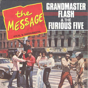 嘻哈團體 Grandmaster Flash and The Furious Five 在一個有汽車和建築物的城市街道上。 — 復古gif 壁紙