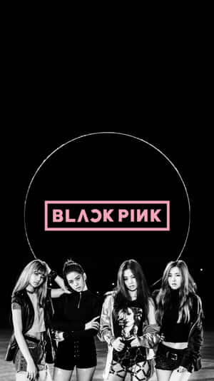 Blackpink 成員在黑色背景前於發光粉紅色標誌下擺姿勢