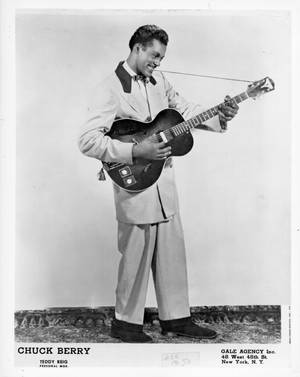 1950年代攝影棚肖像中Chuck Berry彈結他。