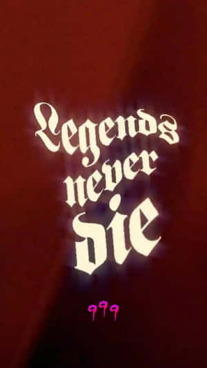 發光白色文字寫著Legends never die，下方有999，紅色背景
