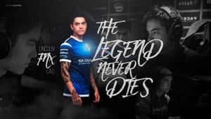 身穿藍色球衣的遊戲玩家Lincoln FNX Lau，帶有「The Legend Never Dies」文字和隊友剪影。