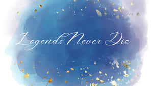 藍色水彩背景，帶有金色斑點，以及白色草書的「Legends Never Die」字句。