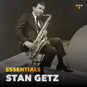 爵士薩克斯風手 Stan Getz 身穿西裝在工作室演奏他的樂器。 — 猶他爵士 壁紙