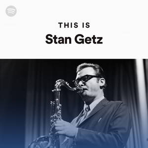 Stan Getz 穿著西裝和眼鏡在舞台上演奏薩克斯風。 — 音樂 GIF 壁紙