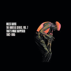 Miles Davis 在黑色背景上吹奏橙色和粉紅色的小號，並帶有專輯文字。