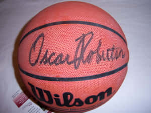 橙色Wilson籃球，白色表面上帶有Oscar Robertson簽名。 — 科比· Bryant 壁紙
