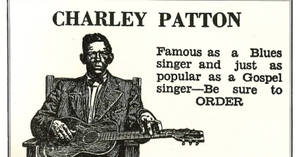 Charley Patton 拿著結他的復古海報，文字描述他的音樂聲譽。 — 黑白 壁紙