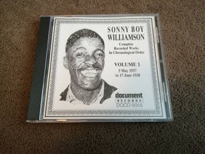 Sonny Boy Williamson Volume 1 CD盒在棕色地毯上
