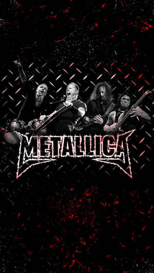 Metallica 樂隊在黑色鑽石紋背景上帶有紅色飛濺，用結他和鼓演出。