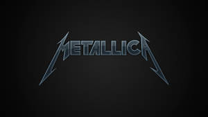 深色背景上的金屬藍色 Metallica 樂隊標誌