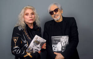 Debbie Harry 和 Chris Stein 在工作室肖像中手持書籍。