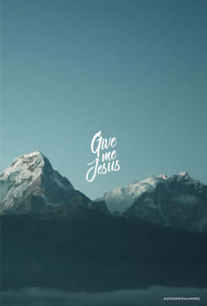 積雪的山脈在青綠色的夜空下，白色文字寫著 Give me Jesus。