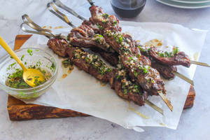 香草醬烤肉串配木板同蘸醬碗 — 美食 壁紙