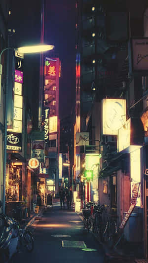 夜晚東京狹窄的小巷，被色彩繽紛的霓虹燈招牌和街燈照亮。