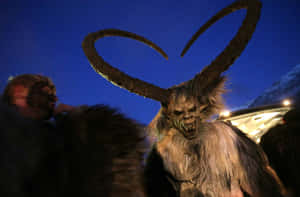 夜間節日中帶有大彎曲角的Krampus形象。