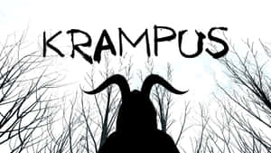Krampus 剪影，帶有角，位於光禿的冬季樹木之間，背景為雪景。