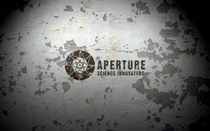 聚光燈下剝落牆壁上的 Aperture Science Innovators 標誌。