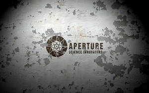 聚光燈下剝落牆壁上的 Aperture Science Innovators 標誌。