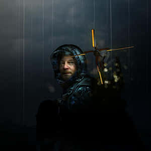 穿雨衣的男人在暴風雨之夜手持發光十字弓。