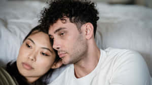 一男一女在安靜的親密中緊貼著在床上休息。