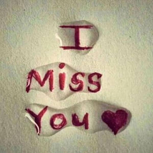紅色手寫訊息 I Miss You，用沙畫出心形。 — 傷感語錄 壁紙