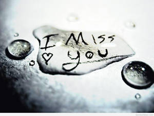 水滴顯示訊息「I Miss You」，內部畫有一個心形。 — 傷感語錄 壁紙