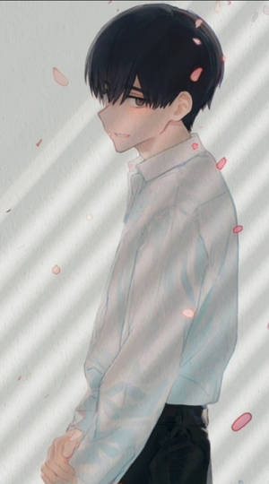 身穿淺藍色襯衫的動漫男孩，粉紅色花瓣在陽光中飄浮。