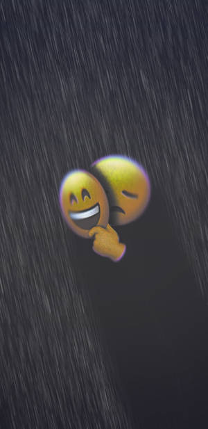 兩個笑緊嘅表情符號喺雨中大笑。