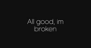 文字寫著「All good, im broken」，其中「broken」模糊在黑色背景上。 — 傷感語錄 壁紙